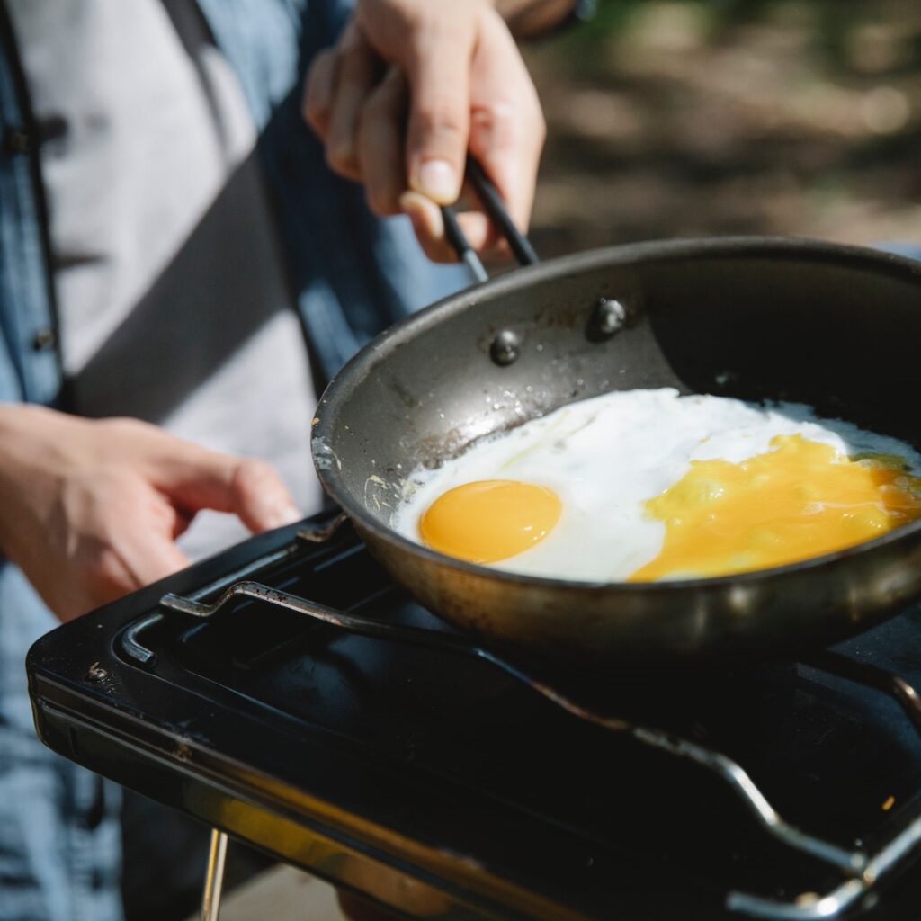 cookware Uriel Mont anonymous man frying eggs on skillet